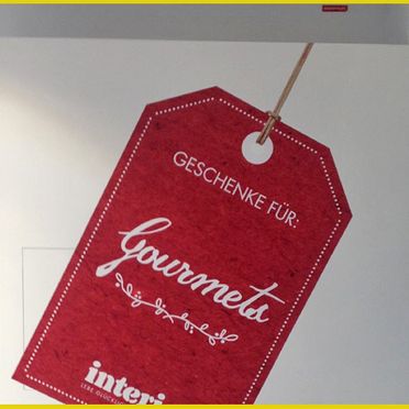 Rotes Geschenketikett mit weißem Digitaldruck in Wien