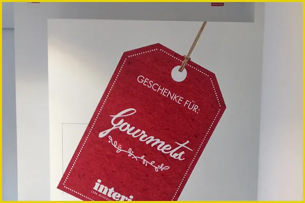Rotes Geschenketikett mit weißem Digitaldruck in Wien